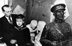 t_f__sannamees_koos_poja_juhaniga_oma_ateljees_umbes_1938_a__ekm