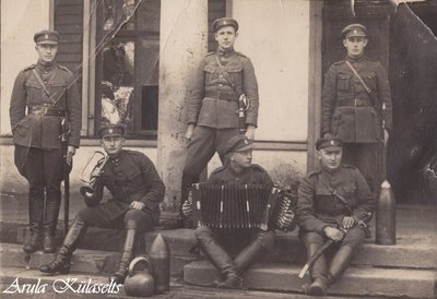 349. Oskar Kallis sõjaväes Jägala. Oskar arvatavasti keskel lõõtsaga
